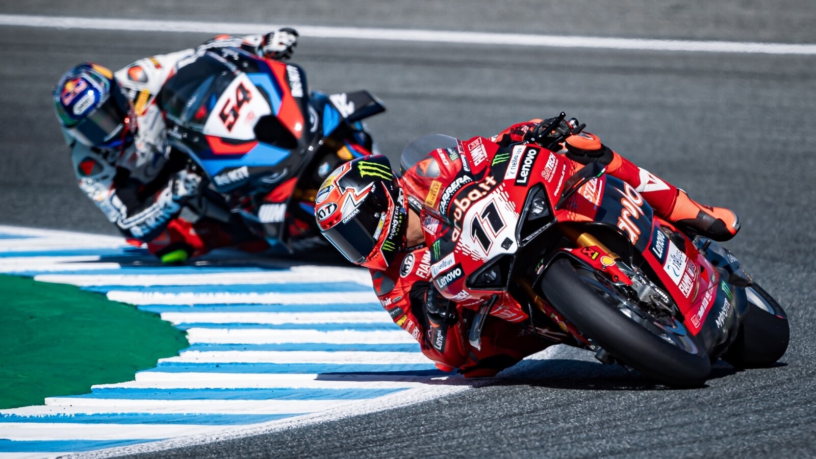 SBK Jerez: Bulega schianta Razgatlioglu e vince la Superpole Race, 4° Petrucci