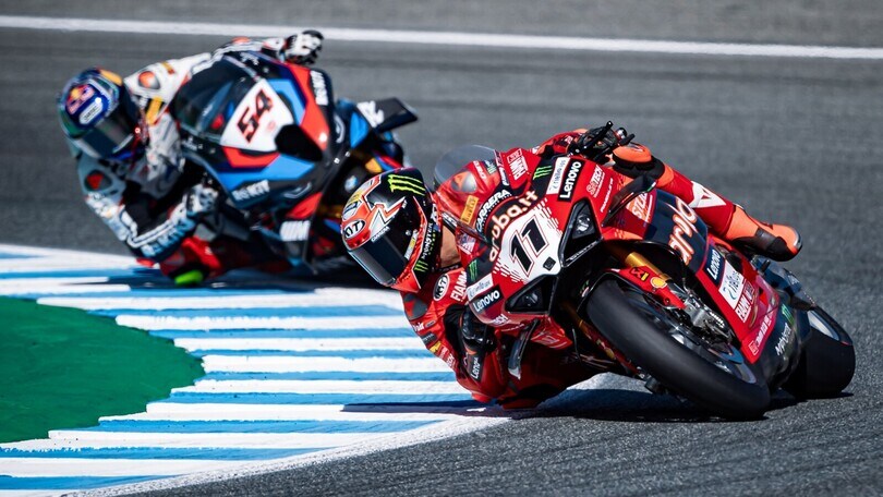 SBK Jerez: Bulega schianta Razgatlioglu e vince la Superpole Race, 4° Petrucci