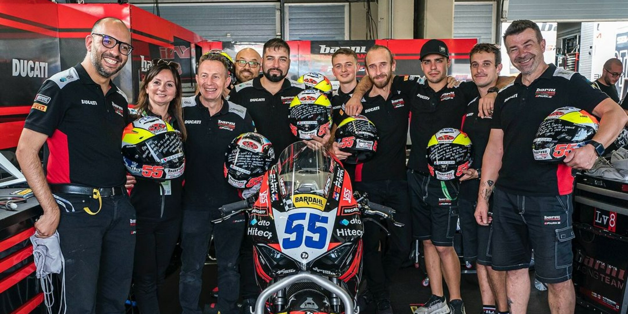 SSP, Yari Montella regala un casco a tutta la sua squadra