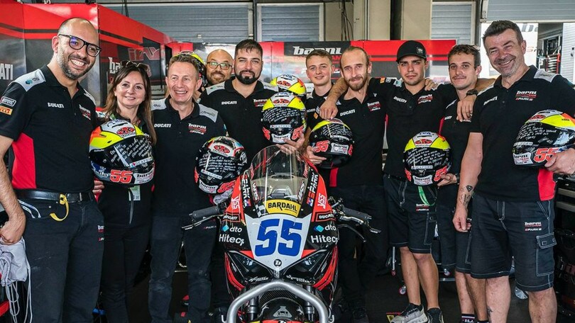 SSP, Yari Montella regala un casco a tutta la sua squadra