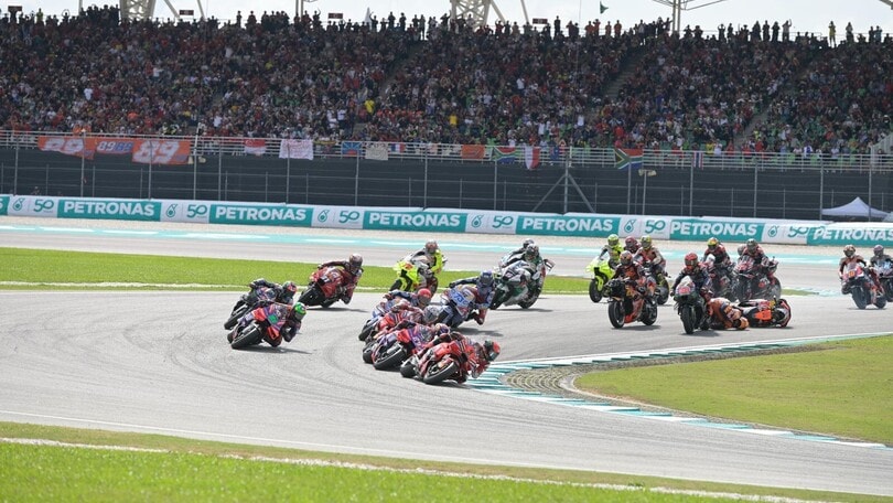 GP Malesia: la sequenza dello spettacolare incidente al via