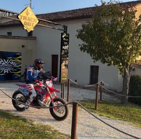MotoGP, Casey Stoner e Valentino Rossi si sfidano al Ranch: GALLERY