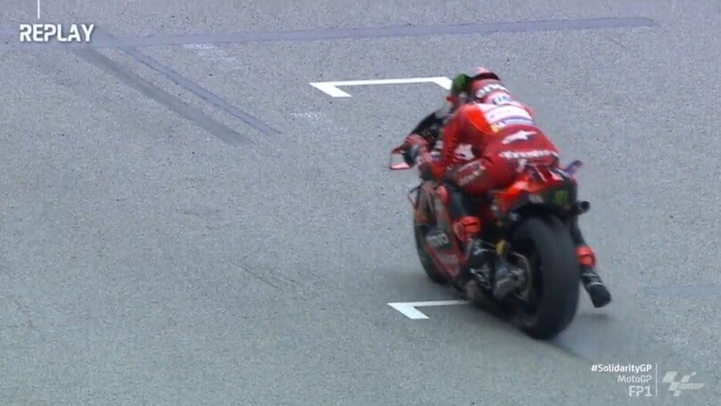 MotoGP, la spaventosa caduta di Bagnaia al termine delle FP1 a Barcellona