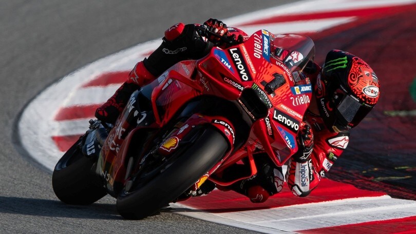 Sprint MotoGP Barcellona, Bagnaia vince con Martin terzo: titolo ancora aperto