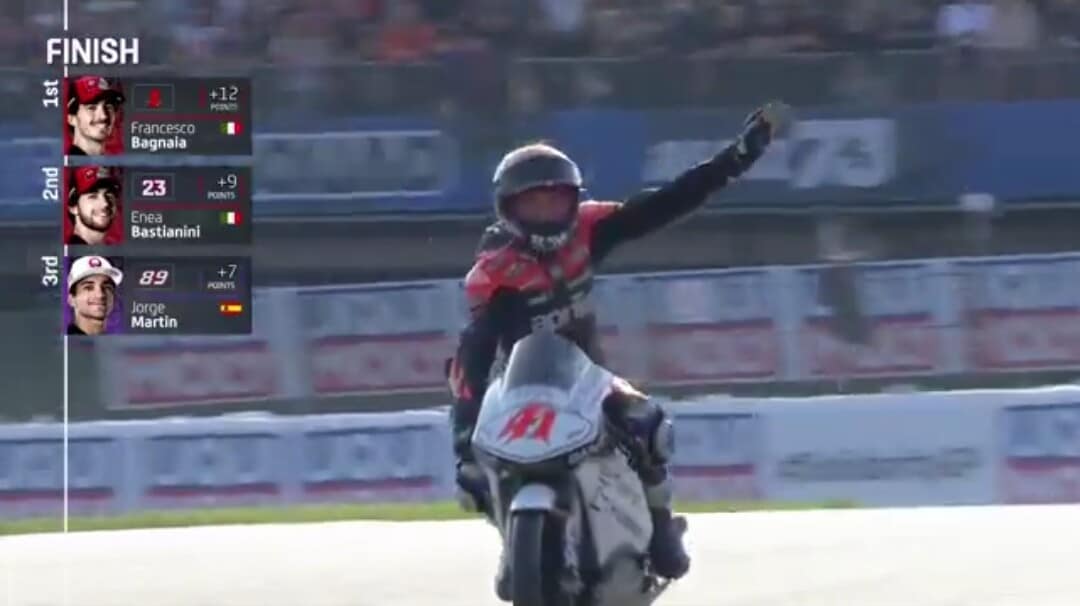 MotoGP Barcellona, Aleix Espargaro emoziona nel giro d'onore