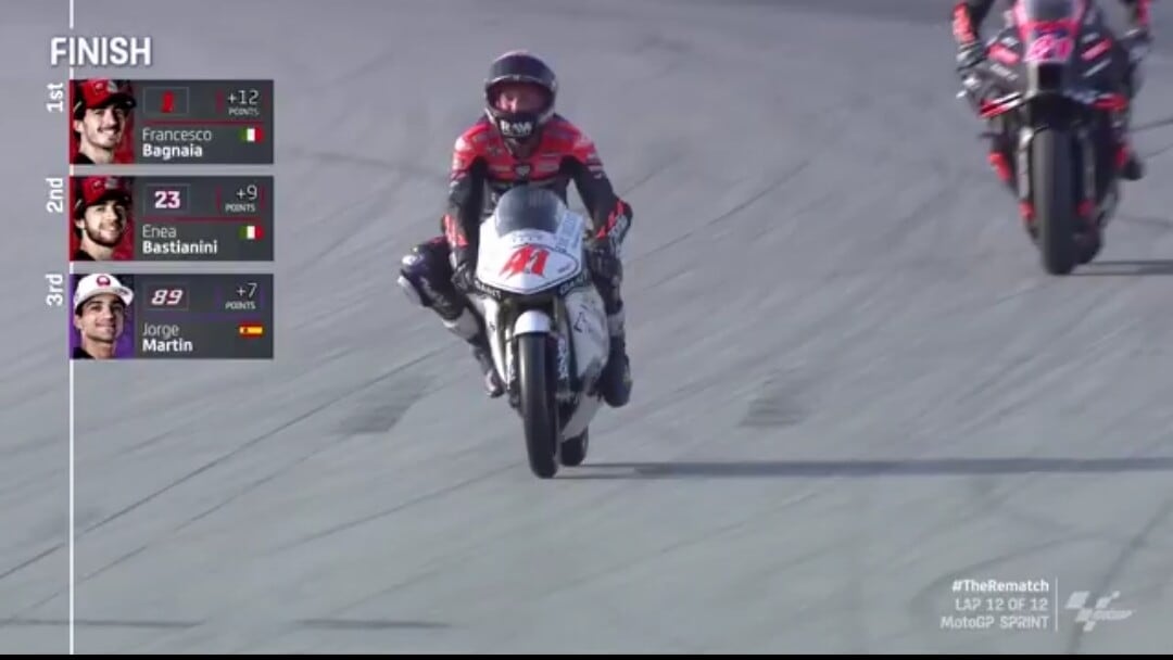 MotoGP Barcellona, Aleix Espargaro emoziona nel giro d'onore