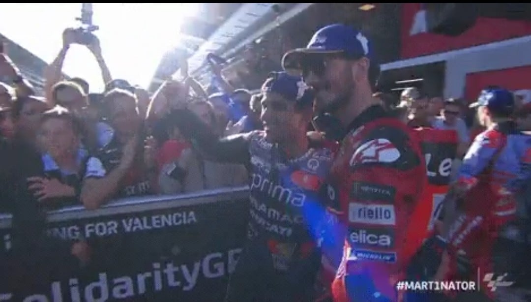MotoGP, Bagnaia perde da signore: abbraccia e applaude Martin