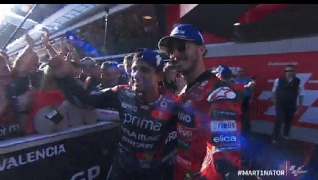 MotoGP, Bagnaia perde da signore: abbraccia e applaude Martin