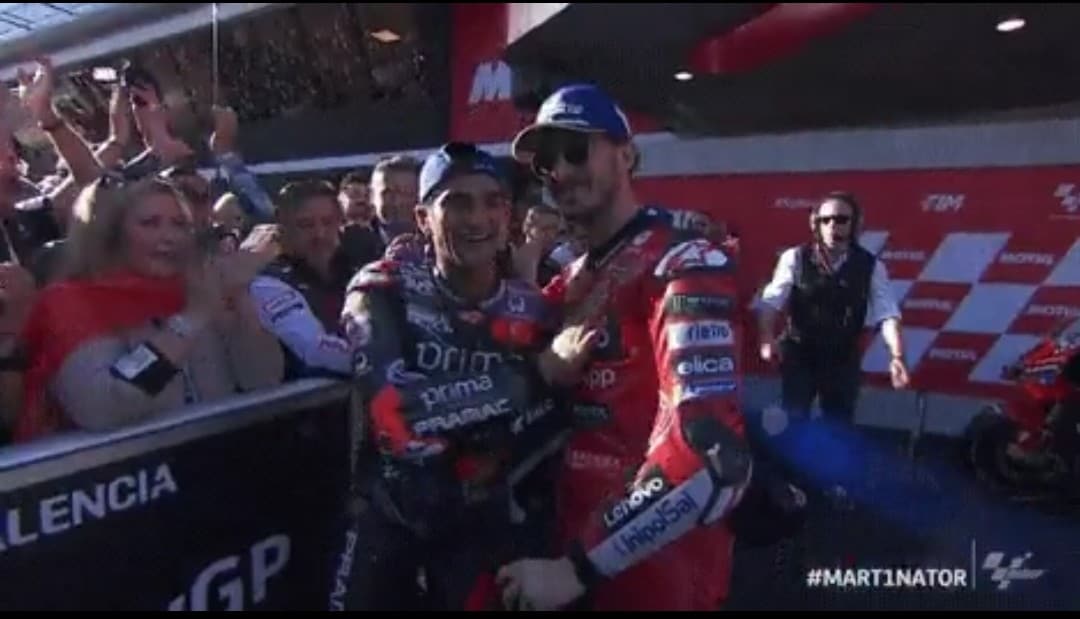 MotoGP, Bagnaia perde da signore: abbraccia e applaude Martin