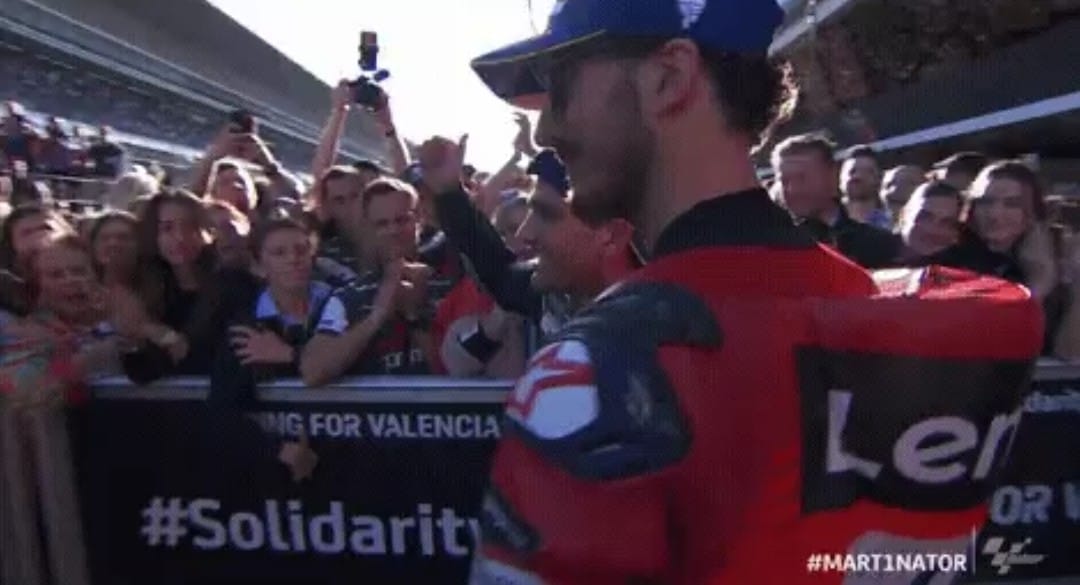 MotoGP, Bagnaia perde da signore: abbraccia e applaude Martin
