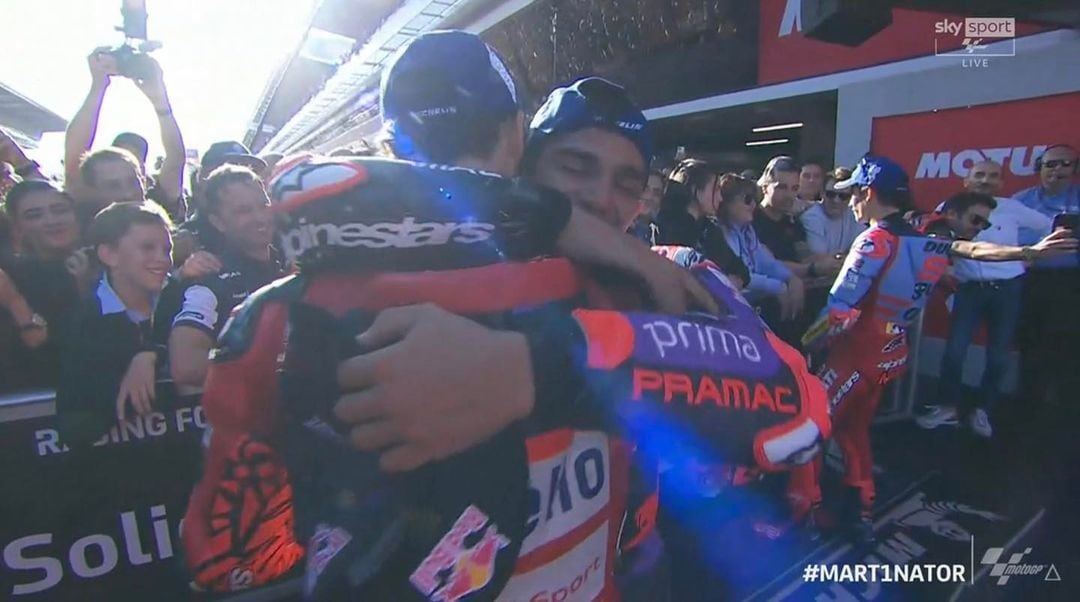 MotoGP, Bagnaia perde da signore: abbraccia e applaude Martin