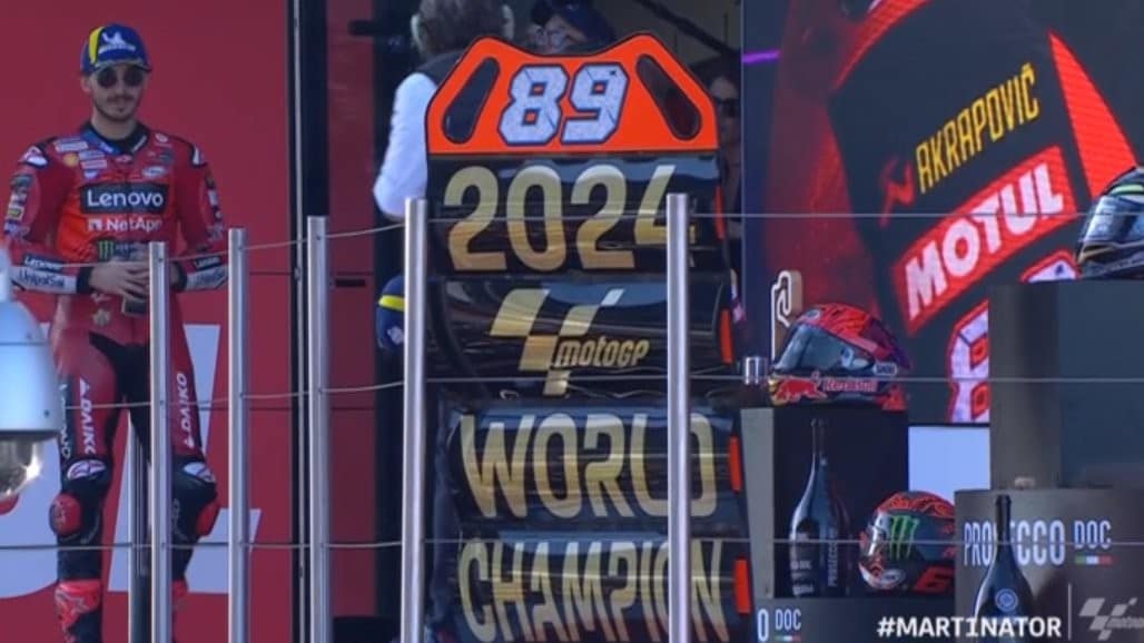 MotoGP, Bagnaia perde da signore: abbraccia e applaude Martin