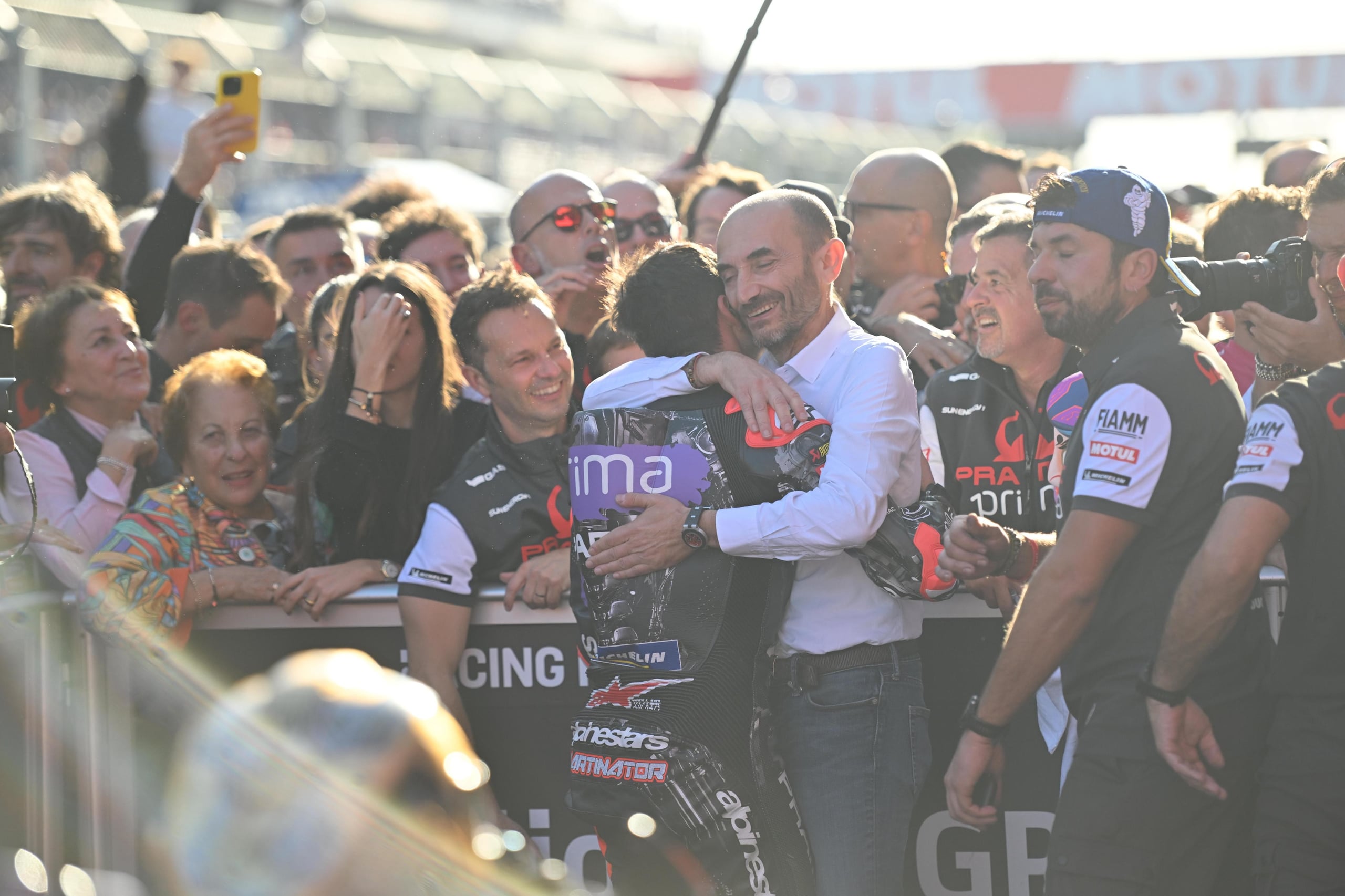 MotoGP, Bagnaia perde da signore: abbraccia e applaude Martin