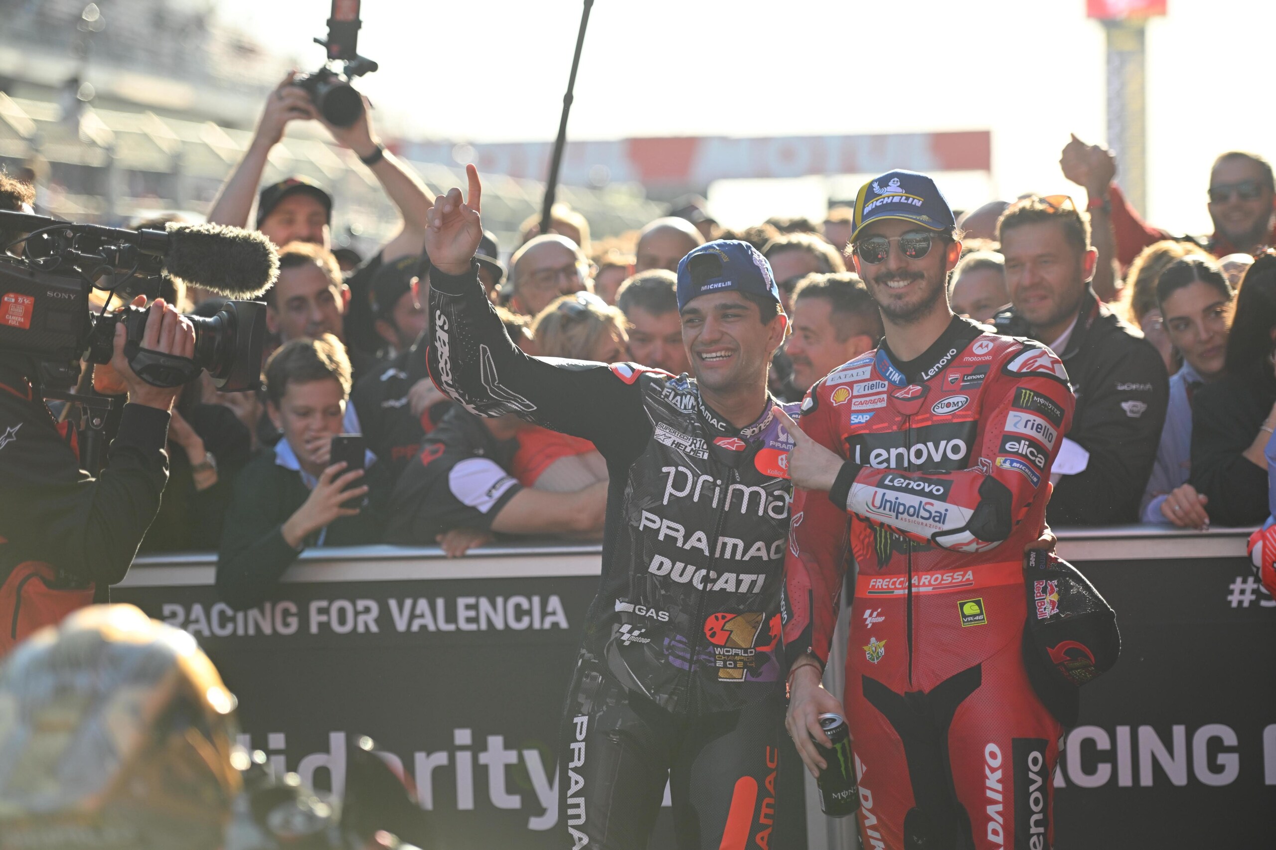 MotoGP, Bagnaia perde da signore: abbraccia e applaude Martin