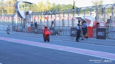 MotoGP Test Barcellona, Marc Marquez e il gestaccio scherzoso rivolto verso il team Gresini