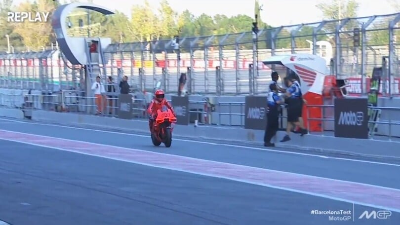 MotoGP Test Barcellona, Marc Marquez e il gestaccio scherzoso rivolto verso il team Gresini