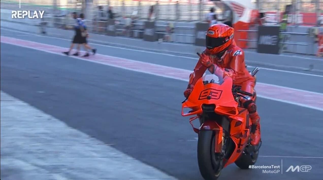 MotoGP Test Barcellona, Marc Marquez e il gestaccio scherzoso rivolto verso il team Gresini
