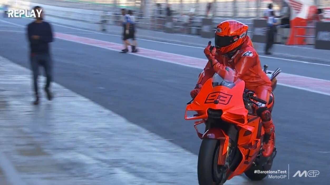 MotoGP Test Barcellona, Marc Marquez e il gestaccio scherzoso rivolto verso il team Gresini