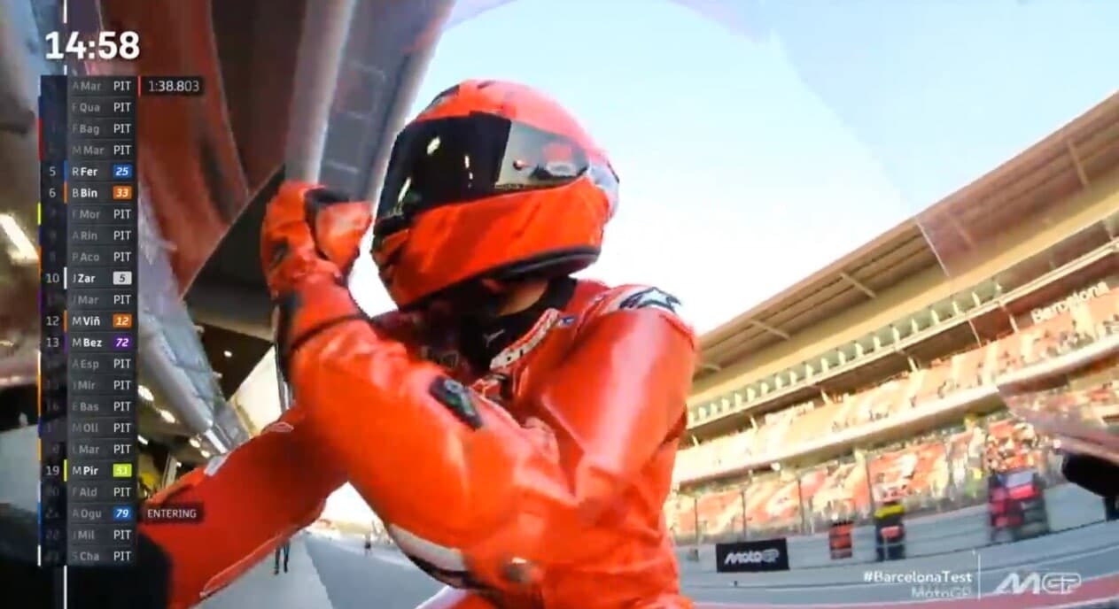 MotoGP Test Barcellona, Marc Marquez e il gestaccio scherzoso rivolto verso il team Gresini