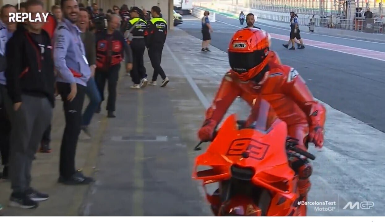 MotoGP Test Barcellona, Marc Marquez e il gestaccio scherzoso rivolto verso il team Gresini