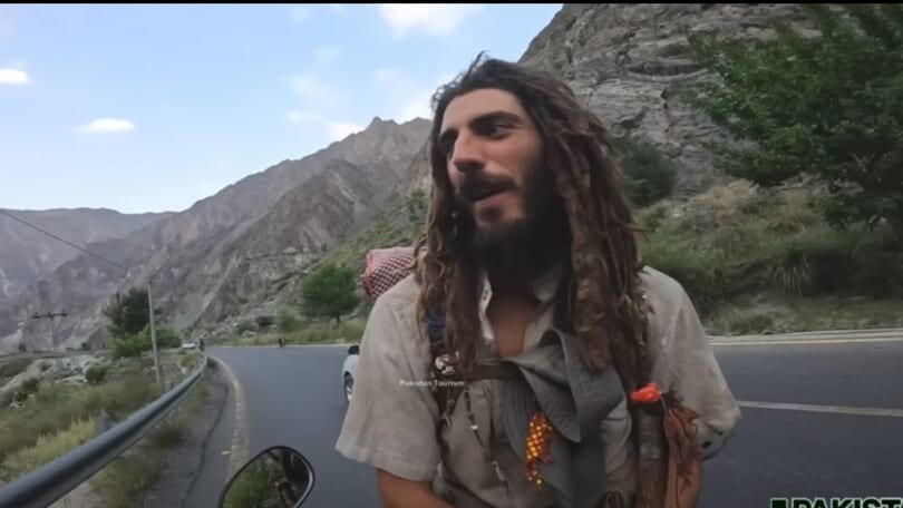 Axel Pons gira il mondo scalzo da oltre 15 mesi: il folle viaggio dell'ex Moto2