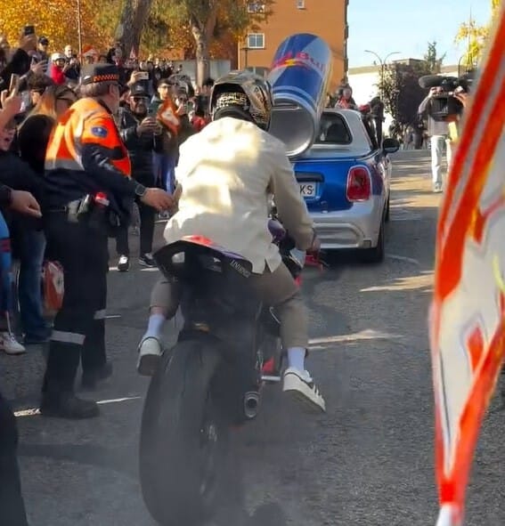 Jorge Martin le immagini della mega festa del titolo MotoGP nella sua città natale