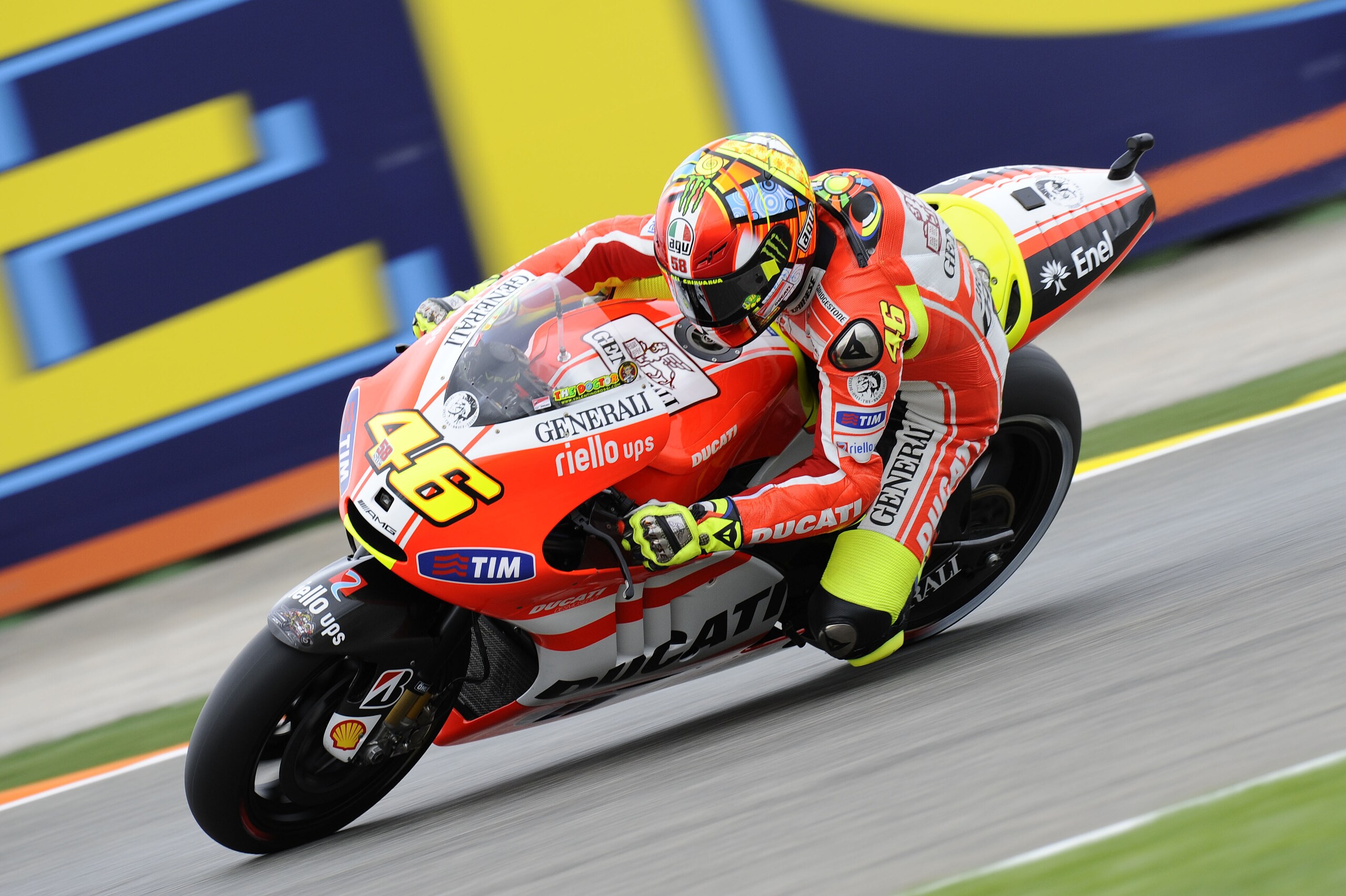All’asta su CharityStars una replica della tuta di Rossi