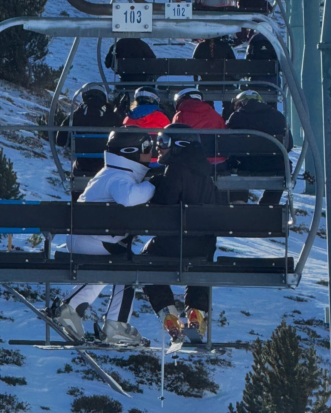 Marc Marquez sulla neve insieme alla fidanzata Gemma: LE FOTO