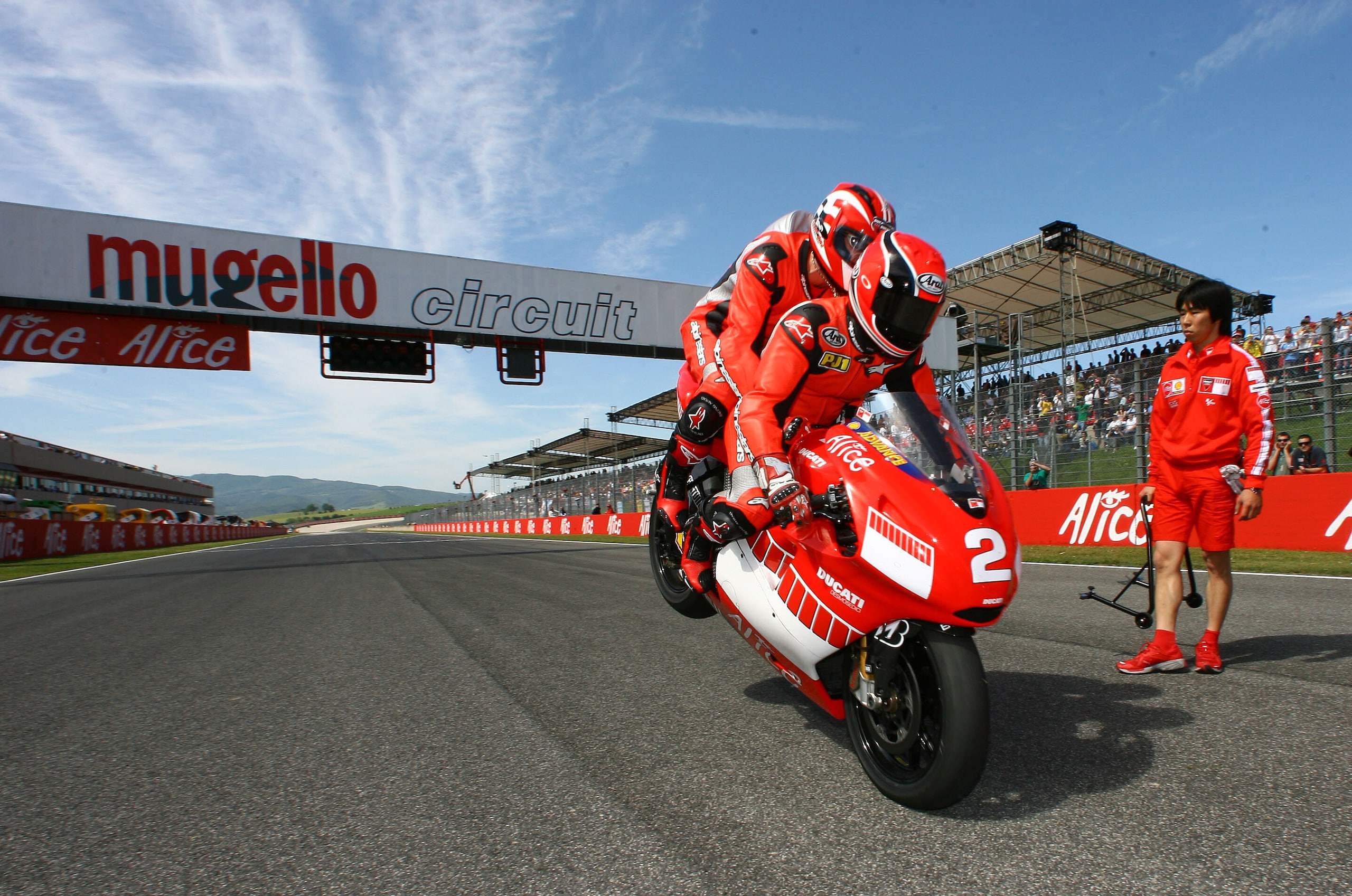 Michael Schumacher in sella alla Desmosedici con Mamola al Mugello: LE FOTO