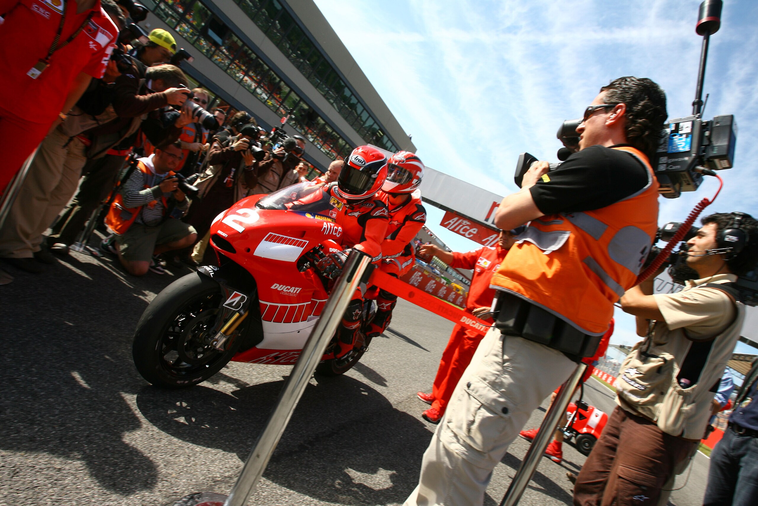 Michael Schumacher in sella alla Desmosedici con Mamola al Mugello: LE FOTO
