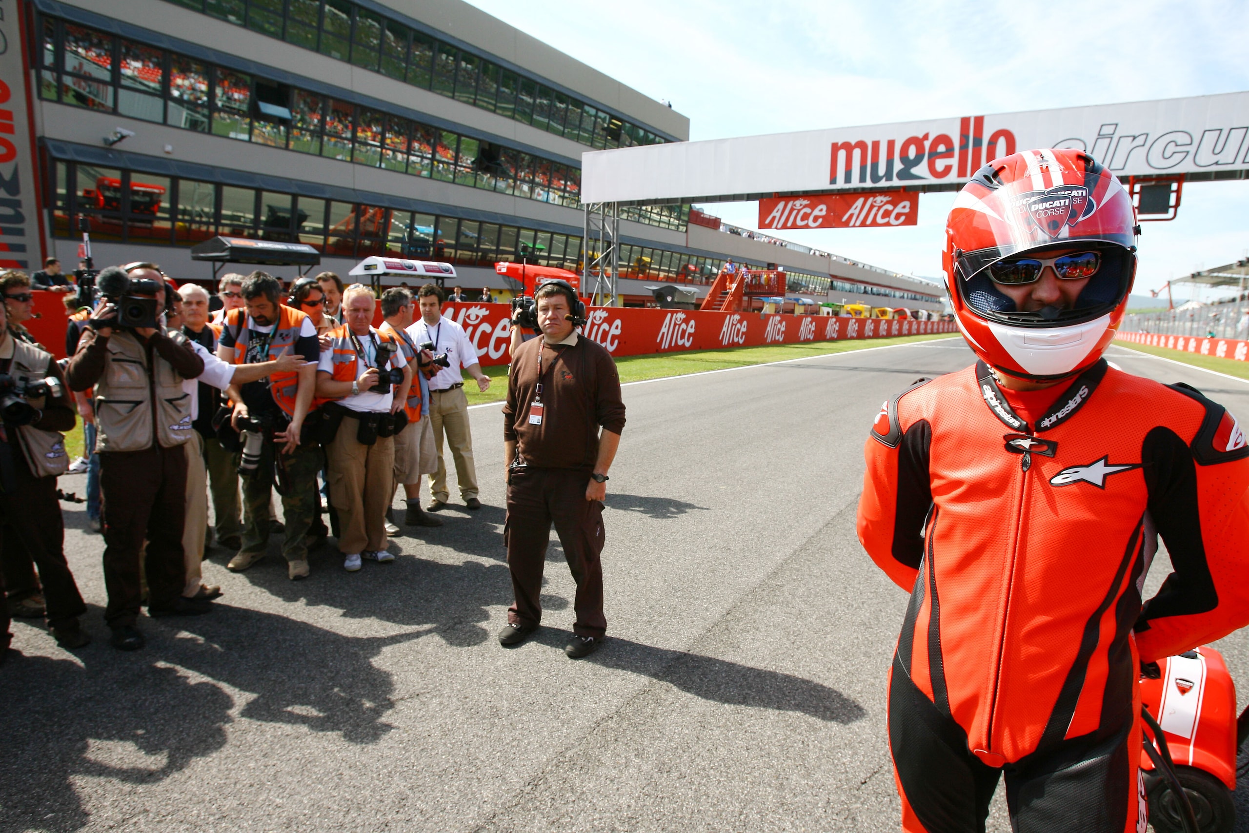 Michael Schumacher in sella alla Desmosedici con Mamola al Mugello: LE FOTO