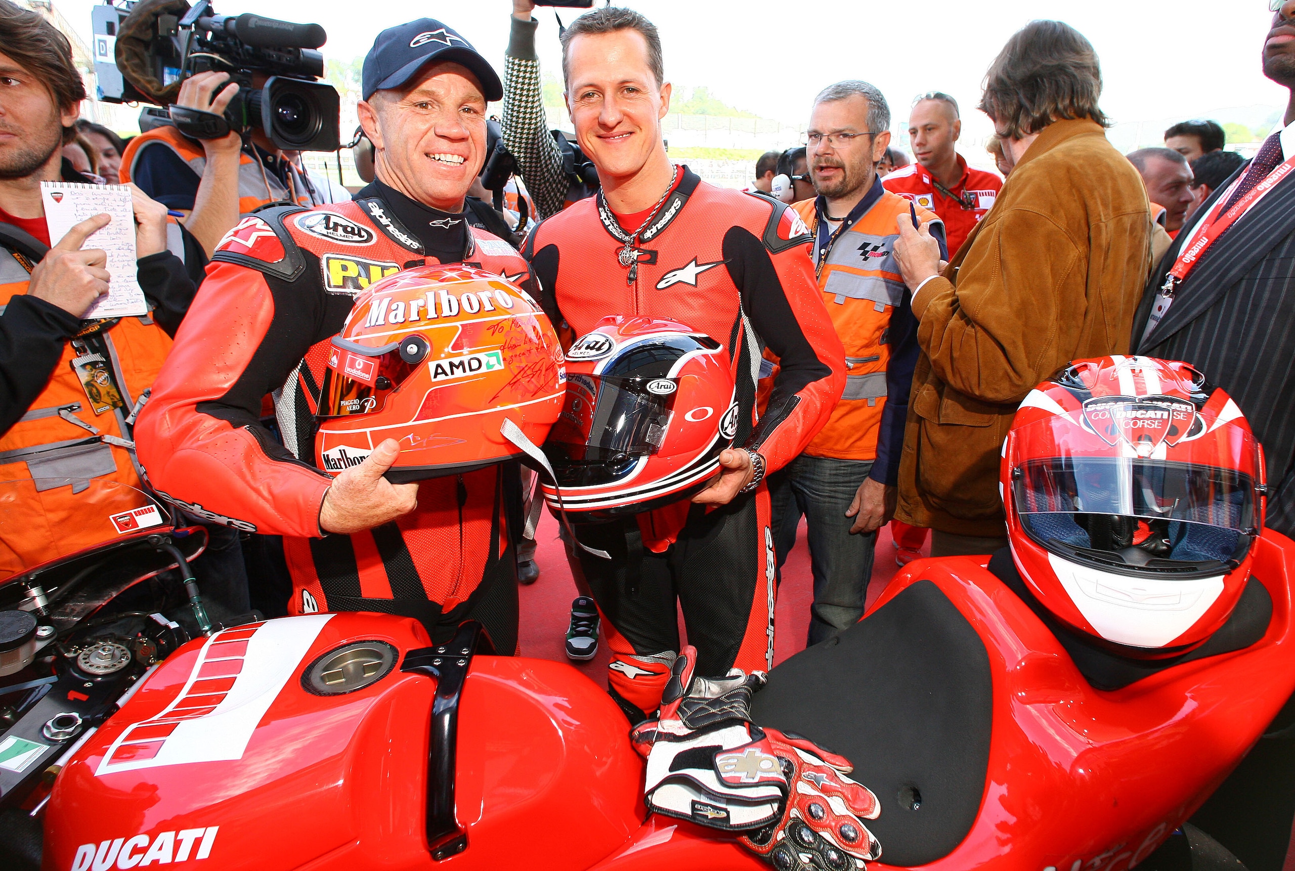Michael Schumacher in sella alla Desmosedici con Mamola al Mugello: LE FOTO