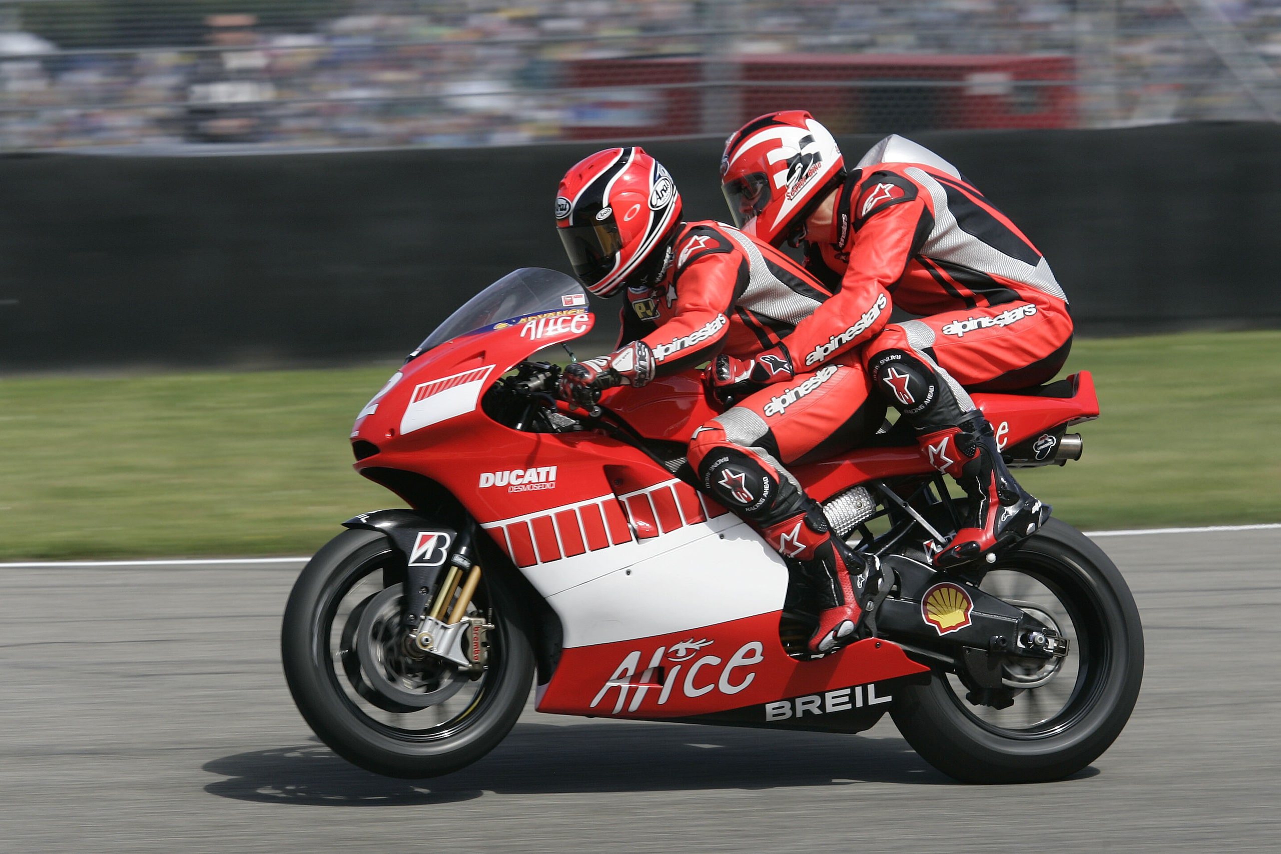 Michael Schumacher in sella alla Desmosedici con Mamola al Mugello: LE FOTO