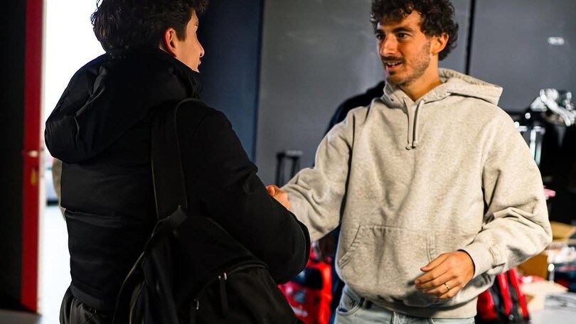 MotoGP 2025, l'incontro in Ducati tra Bagnaia e Marquez per lo shooting