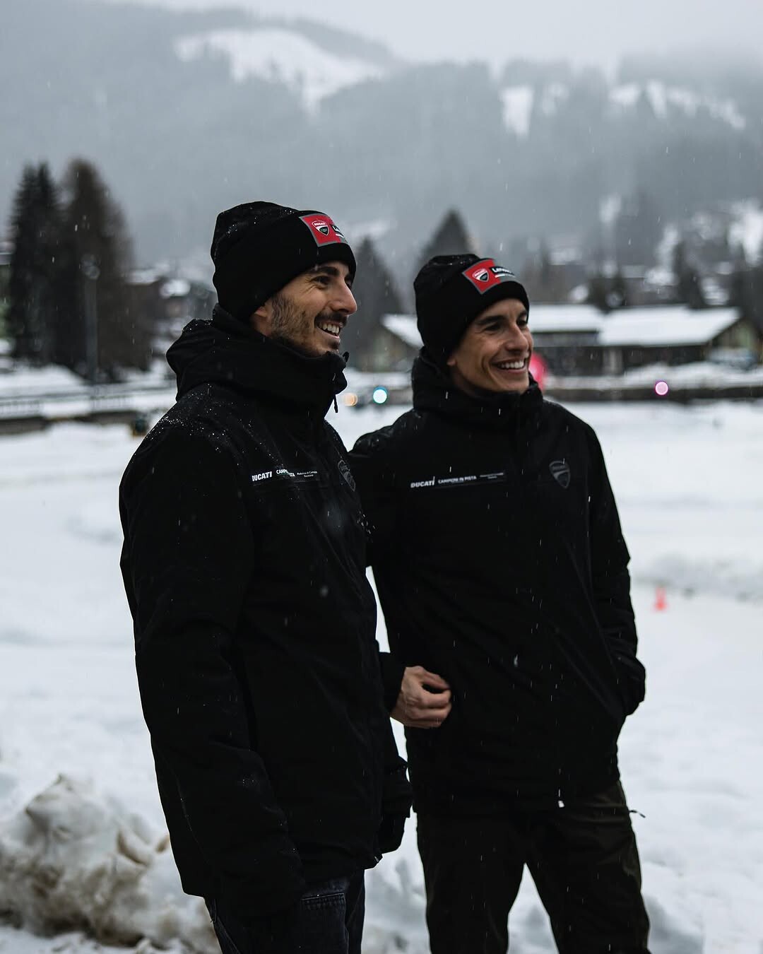 MotoGP 2025, Marquez e Bagnaia già grandi amici: scherzano sotto la neve
