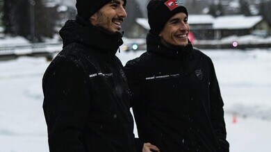 MotoGP 2025, Marquez e Bagnaia già grandi amici: scherzano sotto la neve