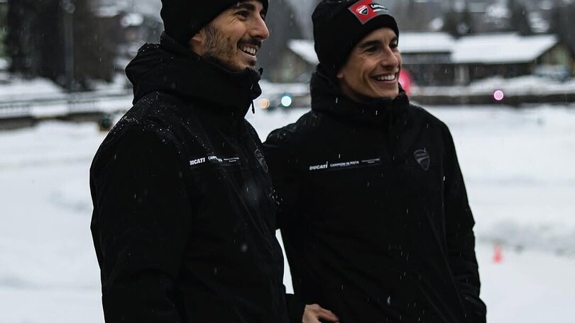 MotoGP 2025, Marquez e Bagnaia già grandi amici: scherzano sotto la neve