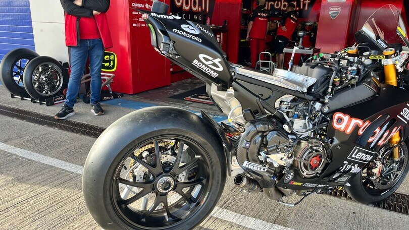 SBK Test Jerez, Bautista sperimenta: montato lo scarico basso anche sulla sua V4R