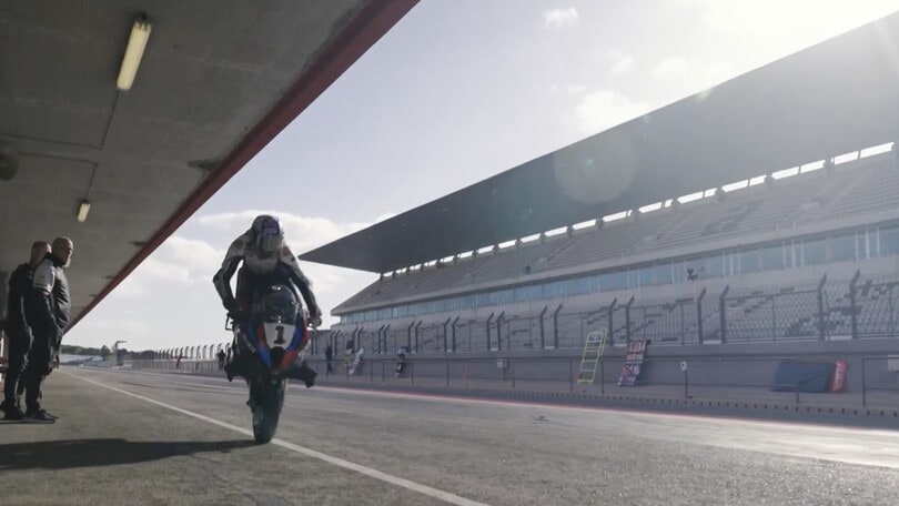 SBK, Razgatlioglu torna ed è subito primato e stoppie: le immagini