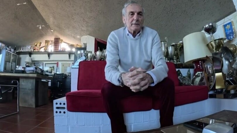 Franco Uncini ci mostra i suoi trofei e tra questi uno speciale: il casco d'oro Motosprint