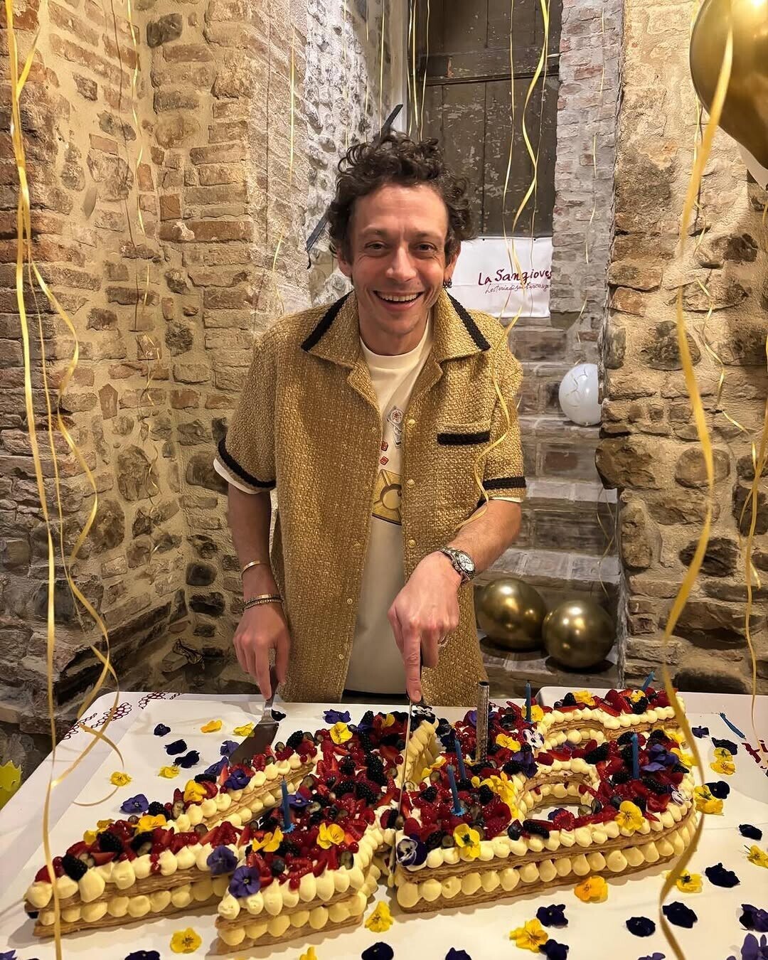 Valentino Rossi, festa di compleanno con Francesca Sofia Novello e ospiti vip