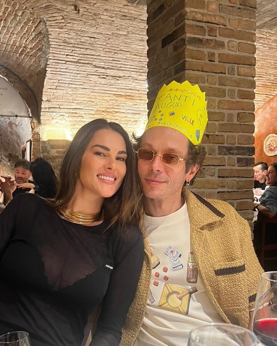 Valentino Rossi, festa di compleanno con Francesca Sofia Novello e ospiti vip