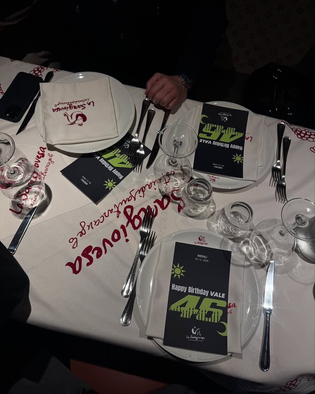 Valentino Rossi, festa di compleanno con Francesca Sofia Novello e ospiti vip