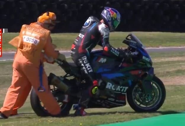 SBK Razgatlioglu ancora a terra: le fasi della caduta delle FP1