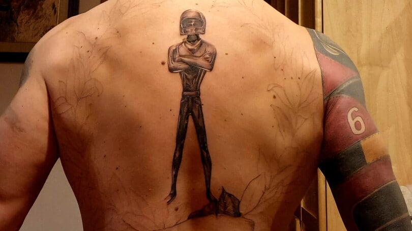 Il Casco d'Oro... sulla schiena: Majola celebra il premio in maniera speciale