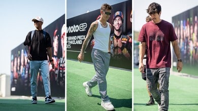 Da Quartararo in cannottiera a Marquez con la t-shirt celeste: tutti i look dei piloti
