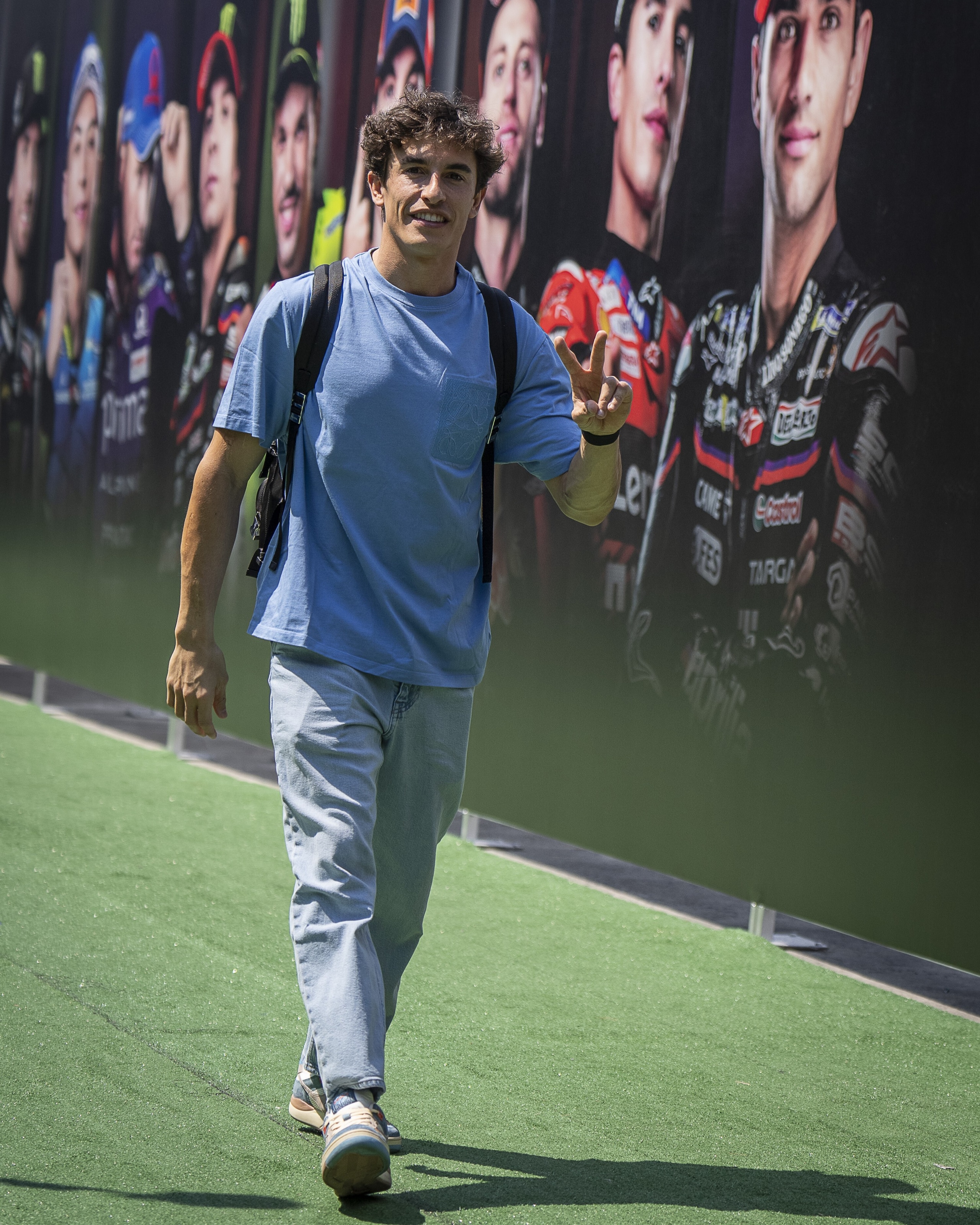 Da Quartararo in cannottiera a Marquez con la t-shirt celeste: tutti i look dei piloti