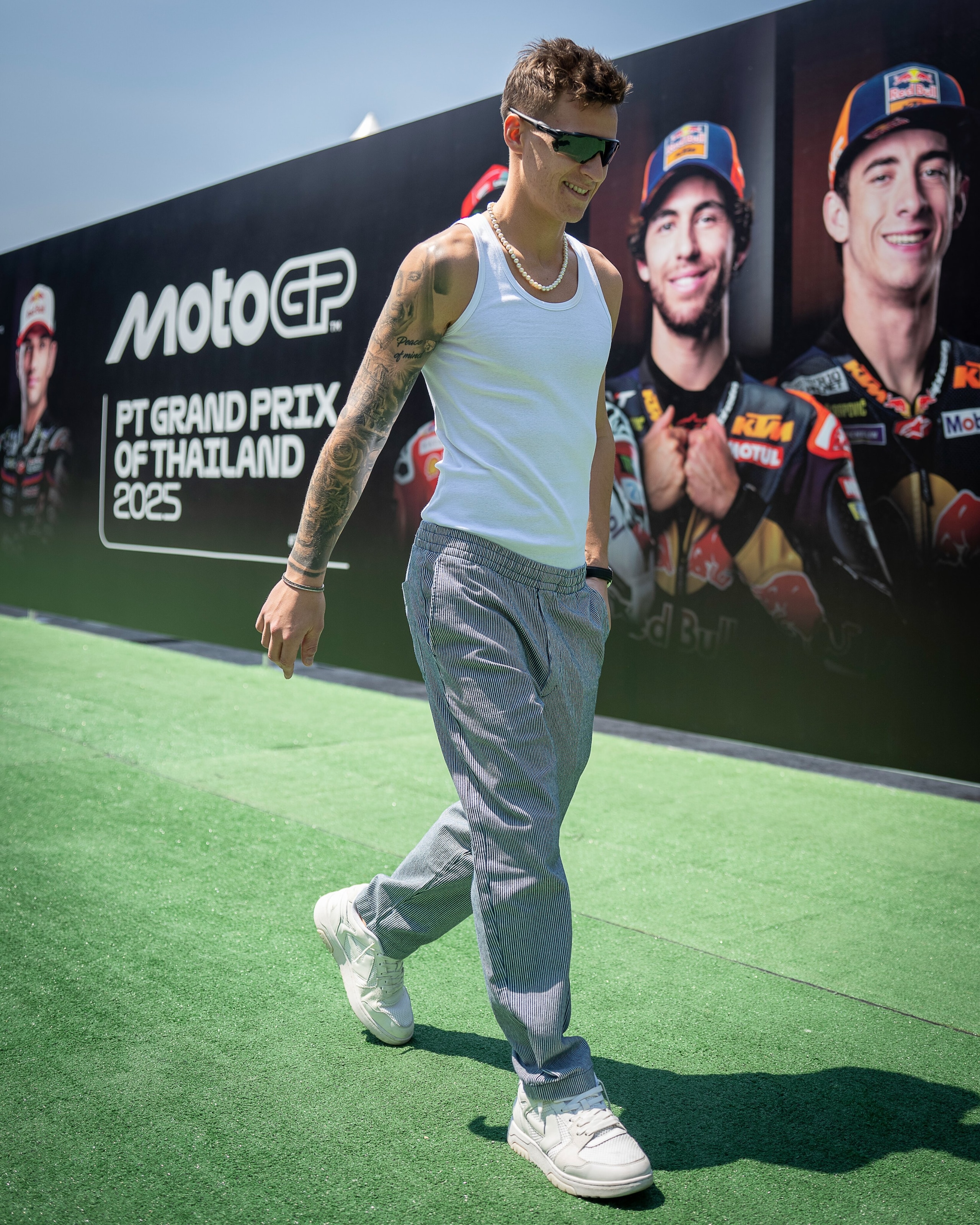 Da Quartararo in cannottiera a Marquez con la t-shirt celeste: tutti i look dei piloti