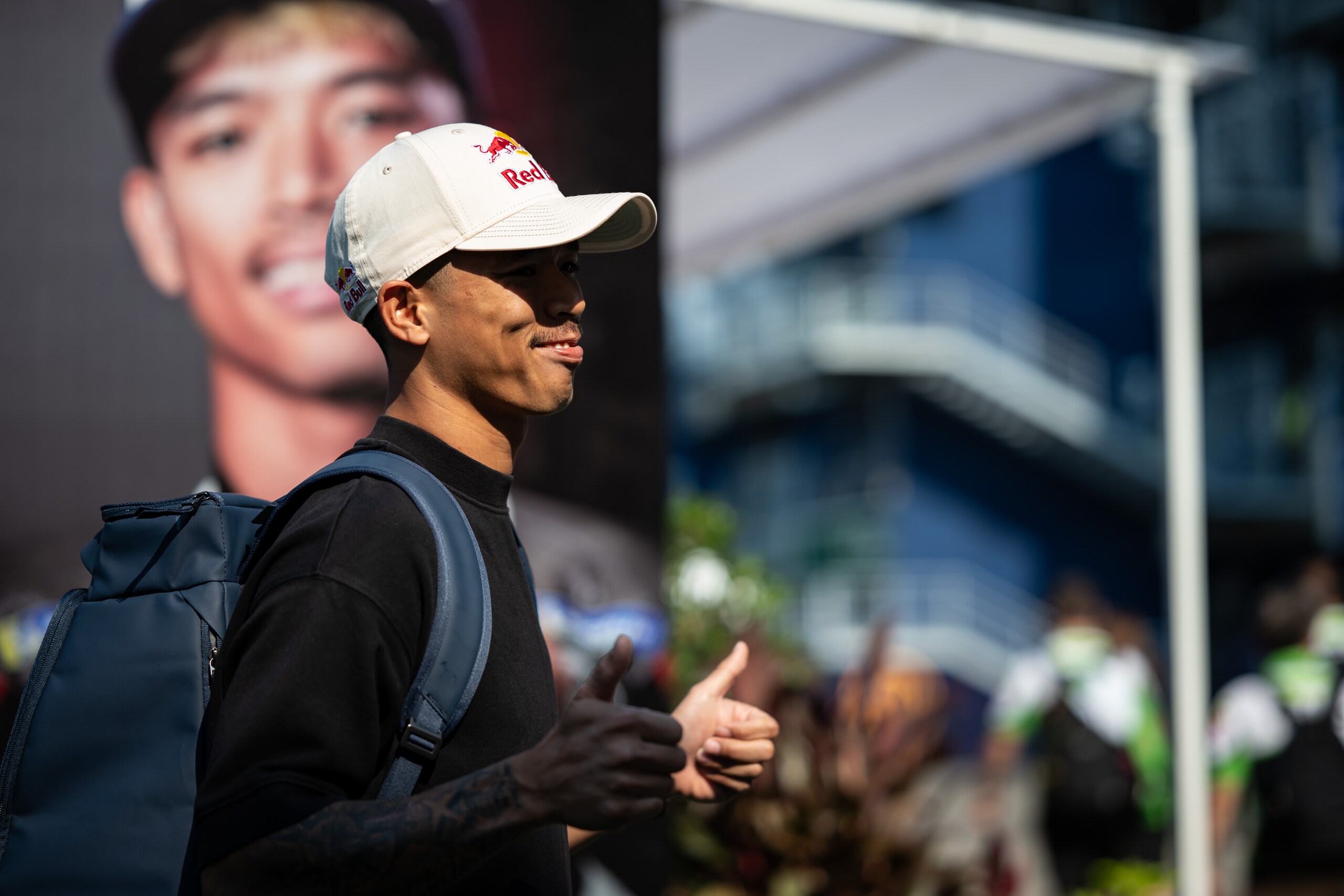 Da Quartararo in cannottiera a Marquez con la t-shirt celeste: tutti i look dei piloti