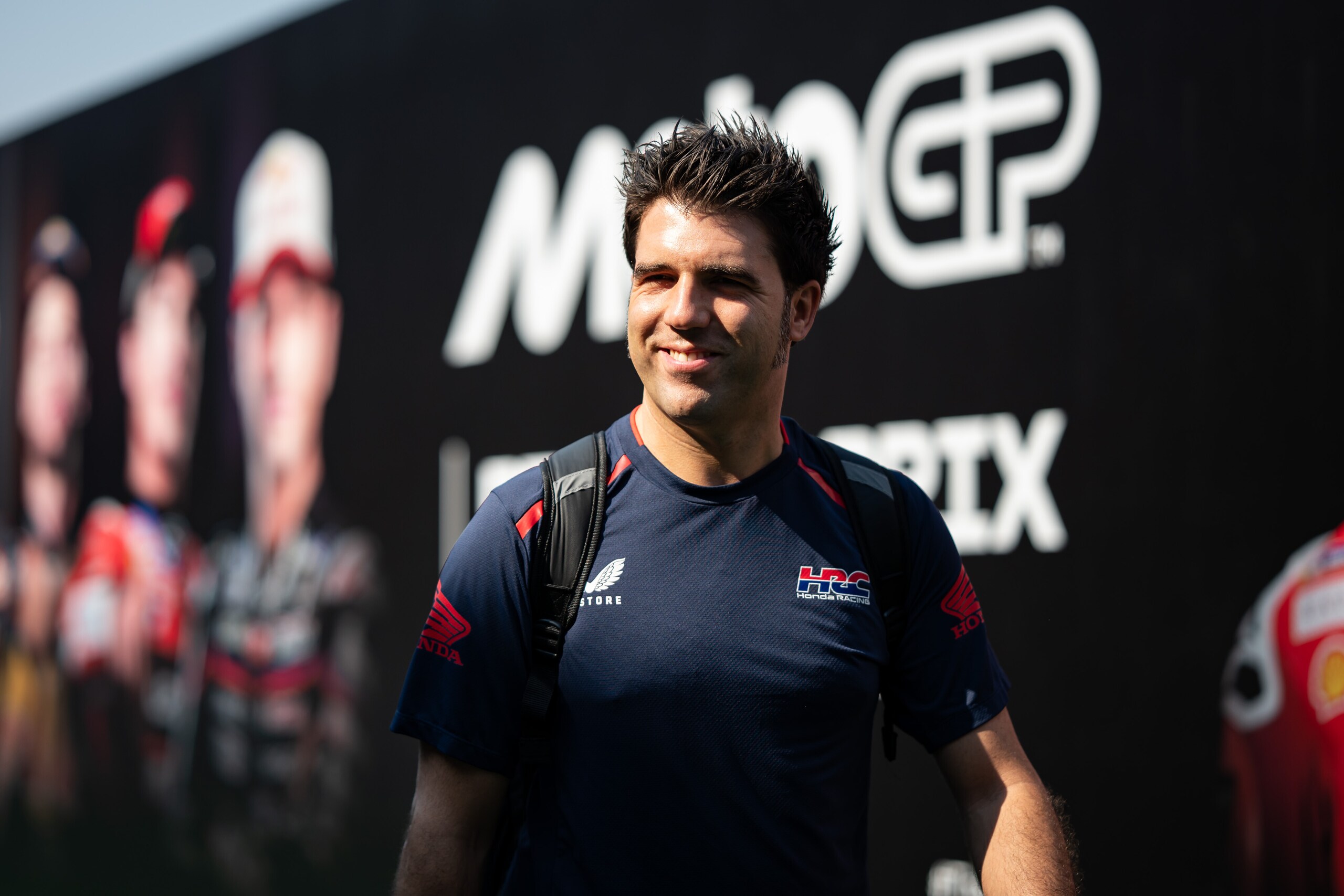 Da Quartararo in cannottiera a Marquez con la t-shirt celeste: tutti i look dei piloti